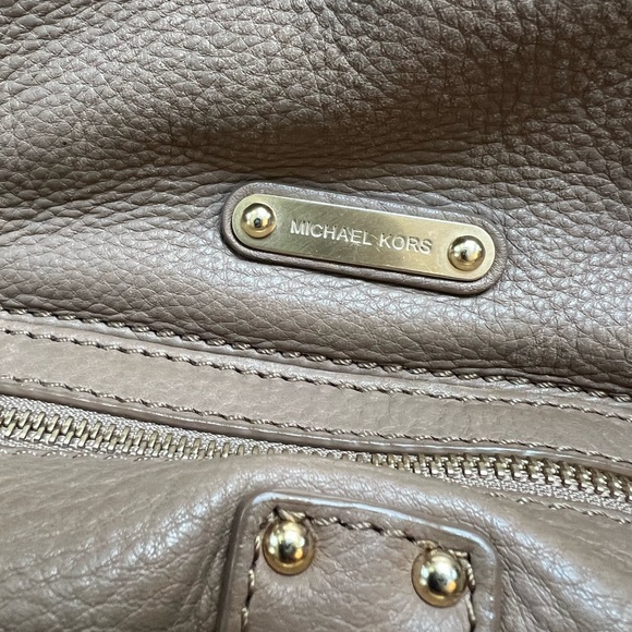 Michael Kors light Brown pebble Leather boho Shoulder Bag with gold accents - Picture 2 of 15